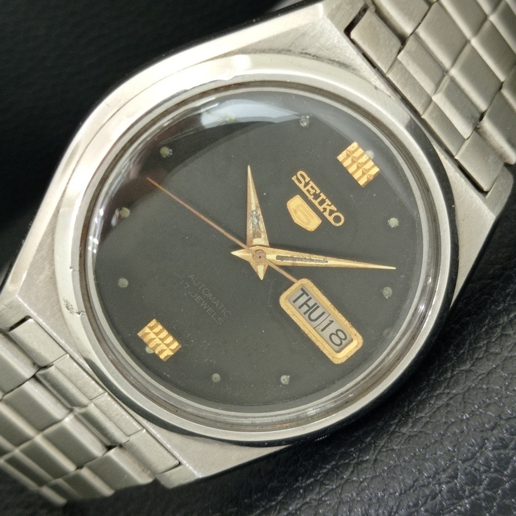 Vintage 1982 Seiko Automatic Mens Silver Watch WDaydate  Gold Accents